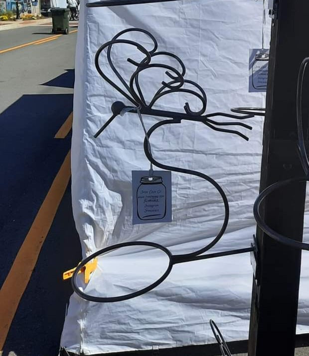 Hummingbird Post Pot